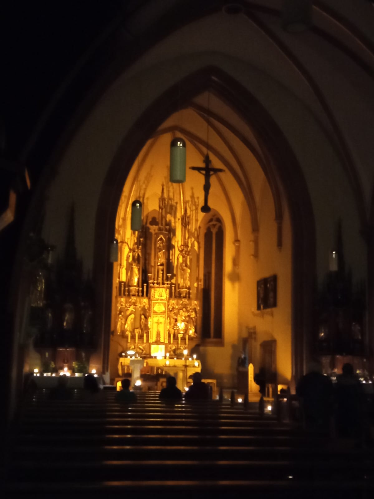 Von Kerzen erleuchtete Kirche