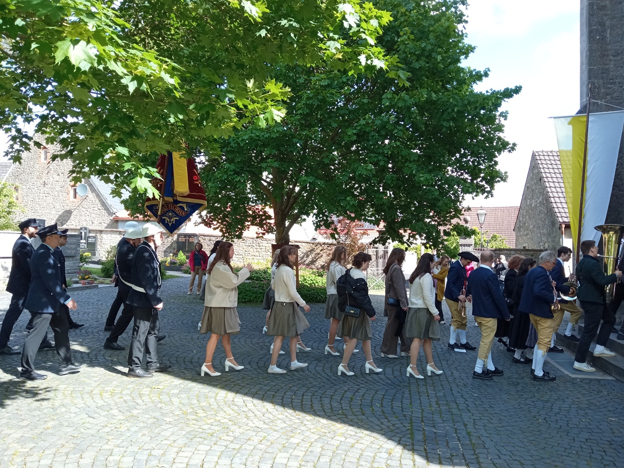 Einzug in die Kirche Einzug in die Kirche