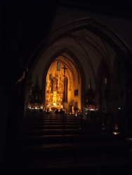 Von Kerzen erleuchtete Kirche