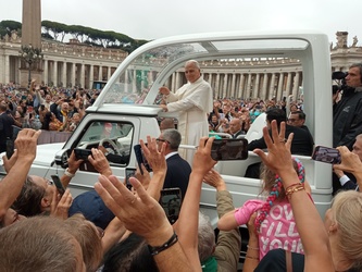 Papst Leo XIV. in seinem Papamobil