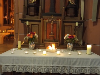 Kerzen auf Seitenaltar