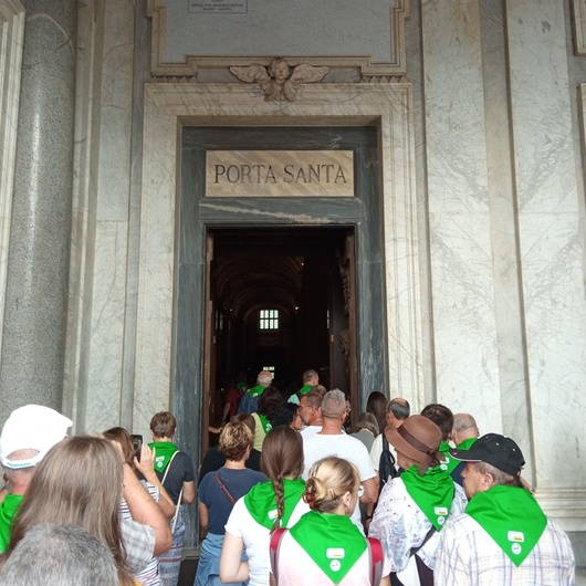 Pilger auf dem Weg durch die Pforte von Santa Maria Maggiore