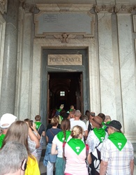Pilger auf dem Weg durch die Pforte von Santa Maria Maggiore