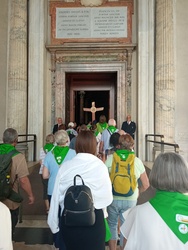 Pilger durchschreiten die Heilige Pforte des Petersdoms