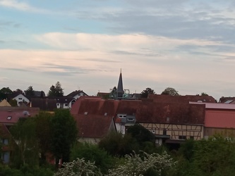 Kirchturm spitzt über Hausdächern hervor