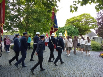 Ehrendamen und Feuerwehrmänner Ehrendamen und Feuerwehrmänner auf dem Weg zum Festzelt