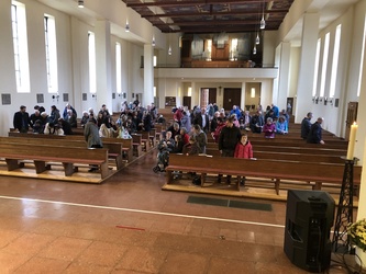 Besucher Highlight Sunday Blick in den Kirchenraum mit Besuchern des Highlight Sunday