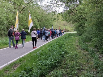 Wallfahrt Essfeld Käppele 2026 von hinten Wallfahrer mit Fahnen unterwegs im Grünen