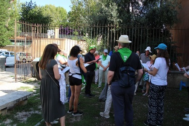 Pilgergruppe betet im Schatten auf dem Aventin