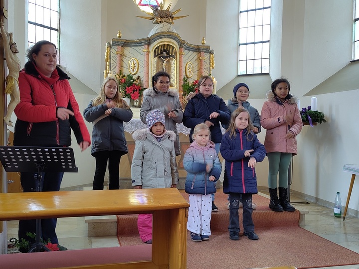 Kinderchor in der Kirche Tiefenthal