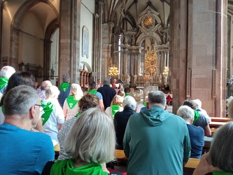 Pilger im Sonntagsgottesdienst in Bozen