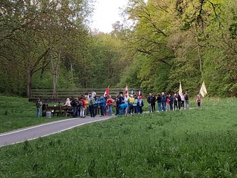 Wallfahrt Essfeld Käppele 2026 Pause Wallfahrer bei der Pause an einer Bank
