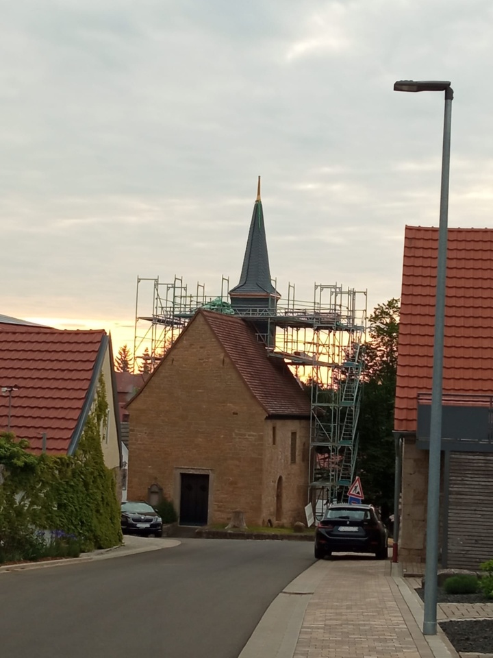 Nikolauskapelle mit neuer Spitze