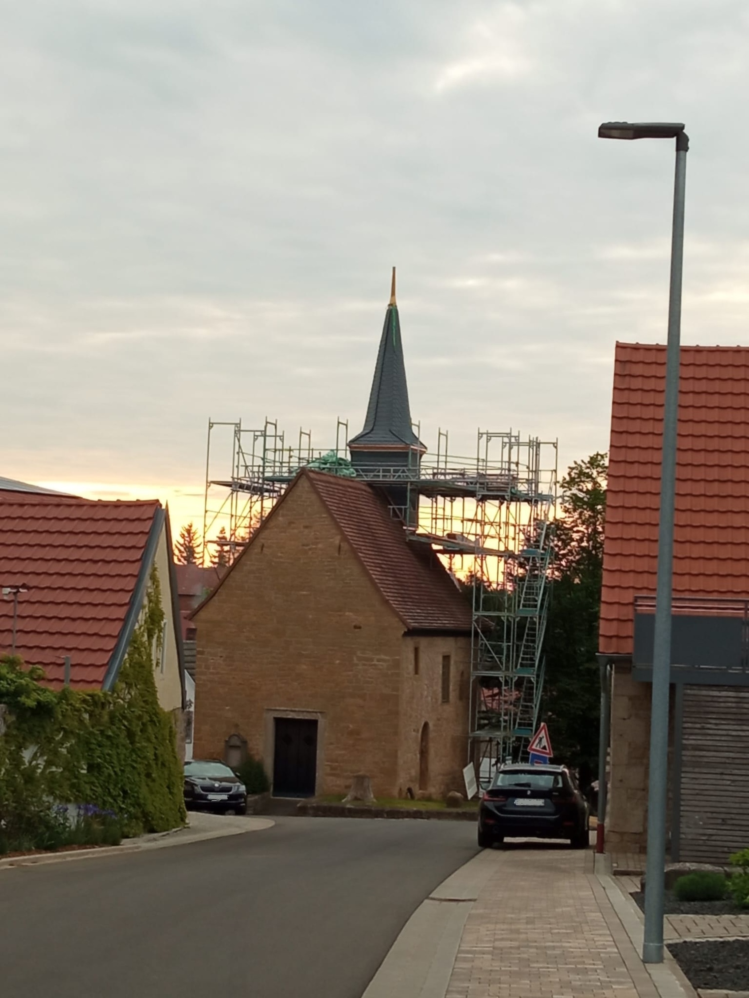 Nikolauskapelle mit neuer Spitze