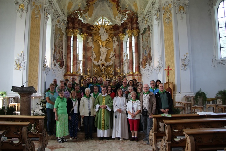 Pilgergruppe im Innenraum der Stiftskirche Fiecht