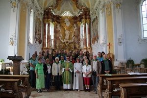 Pilgergruppe im Innenraum der Stiftskirche Fiecht